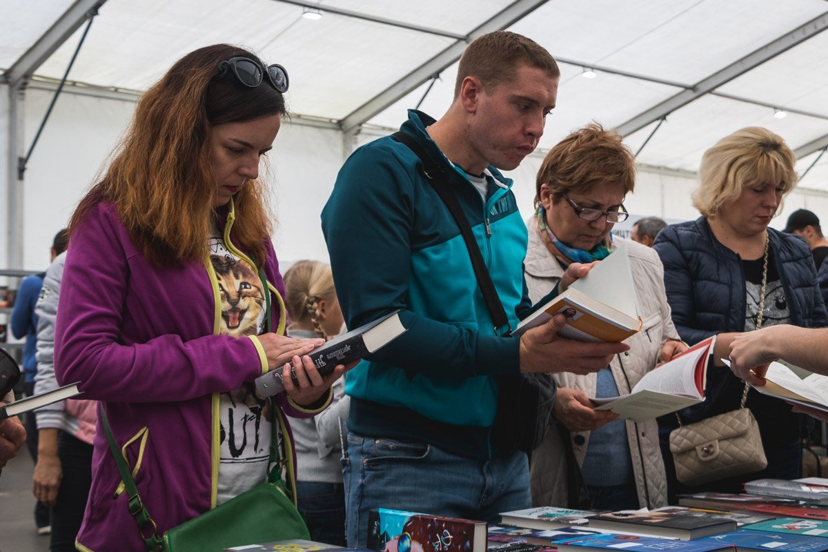 Количество интересных людей здесь прямо пропорционально количеству книг на прилавках