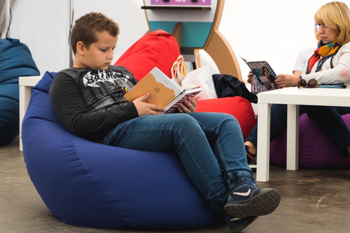 На фестивале можно "нырнуть" в мир книг, буквально не отходя от кассы