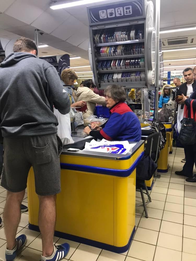 В глазах кассиров можно рассмотреть грусть, тоску и печаль В глазах кассиров можно рассмотреть грусть, тоску и печаль