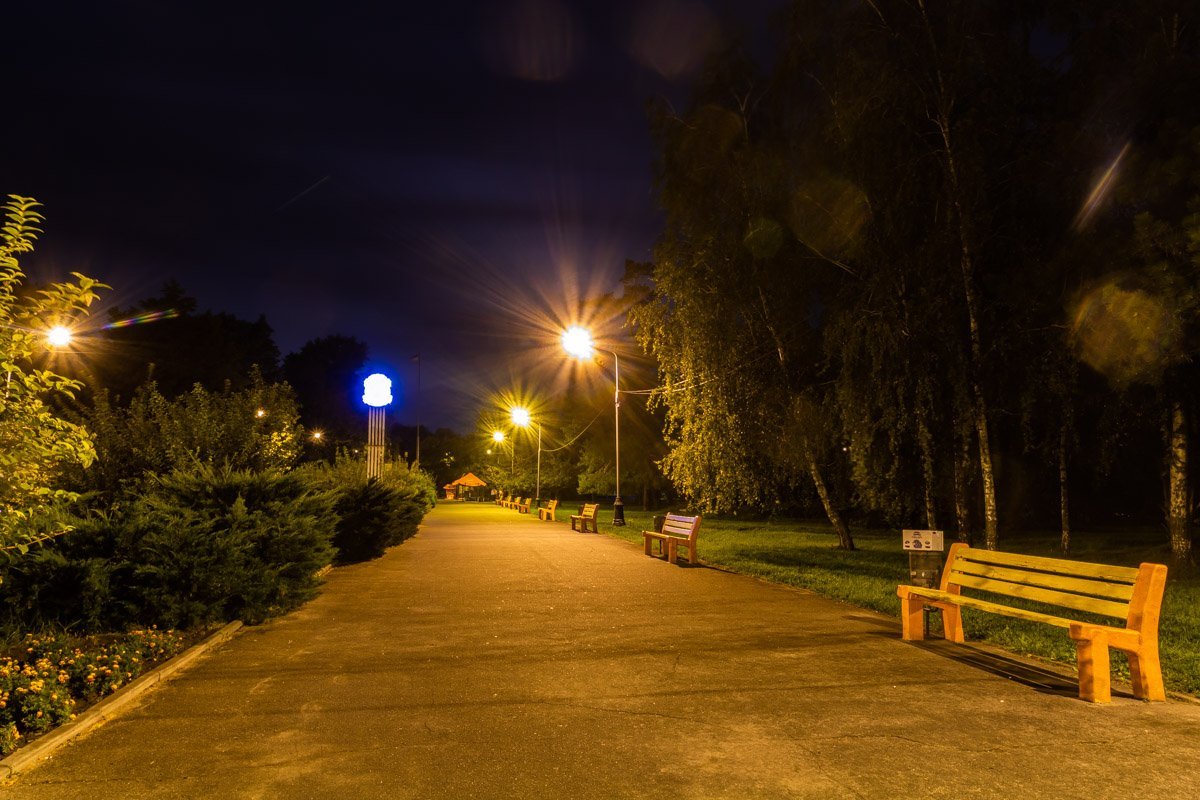 Парк Глобы ночью Парк Глобы ночью