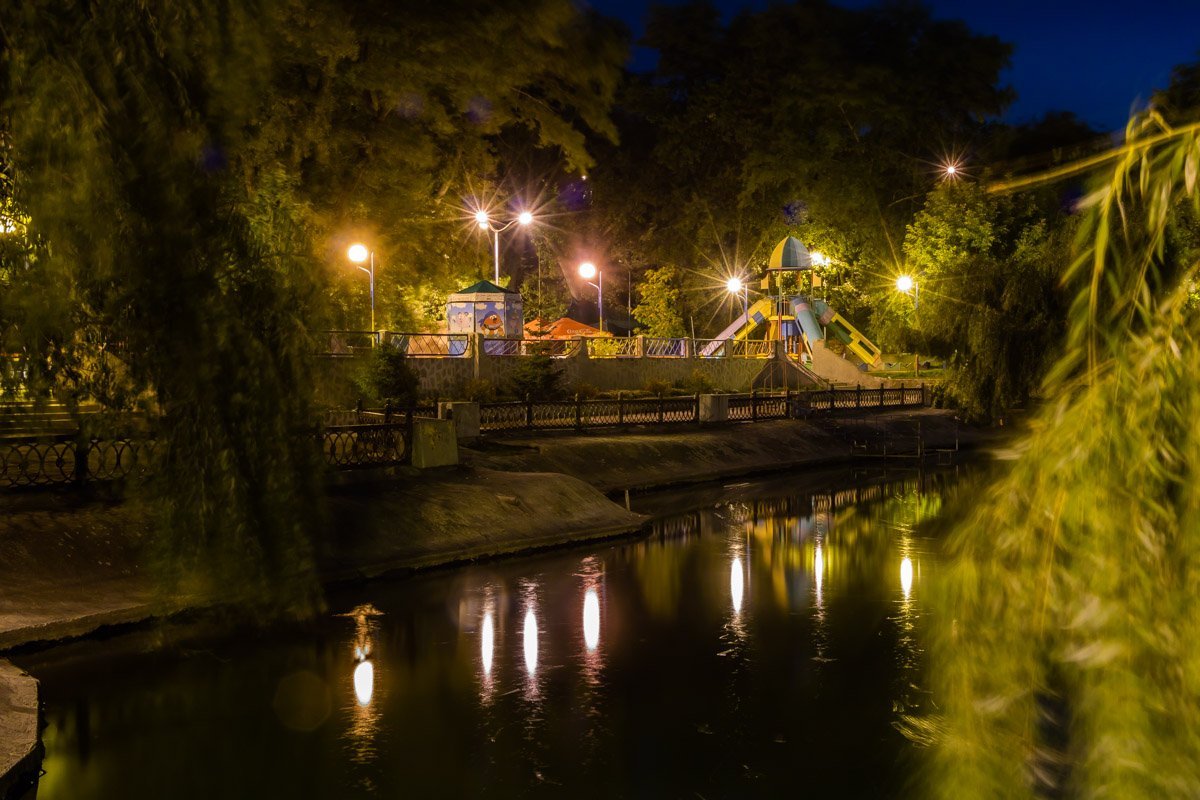 Свет уличных фонарей Свет уличных фонарей