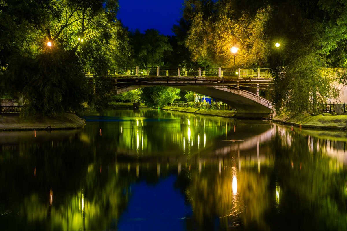 Мост, соединяющий две части парка Мост, соединяющий две части парка