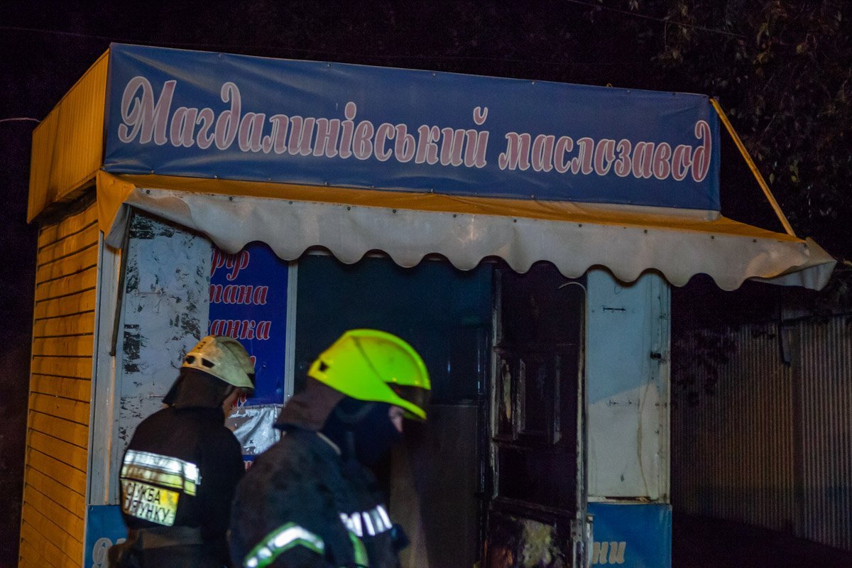 Внутри киоска все сгорело Внутри киоска все сгорело