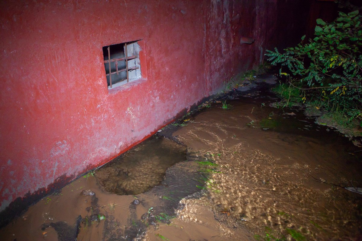 На Осенней из-под дома бьет вода На Осенней из-под дома бьет вода