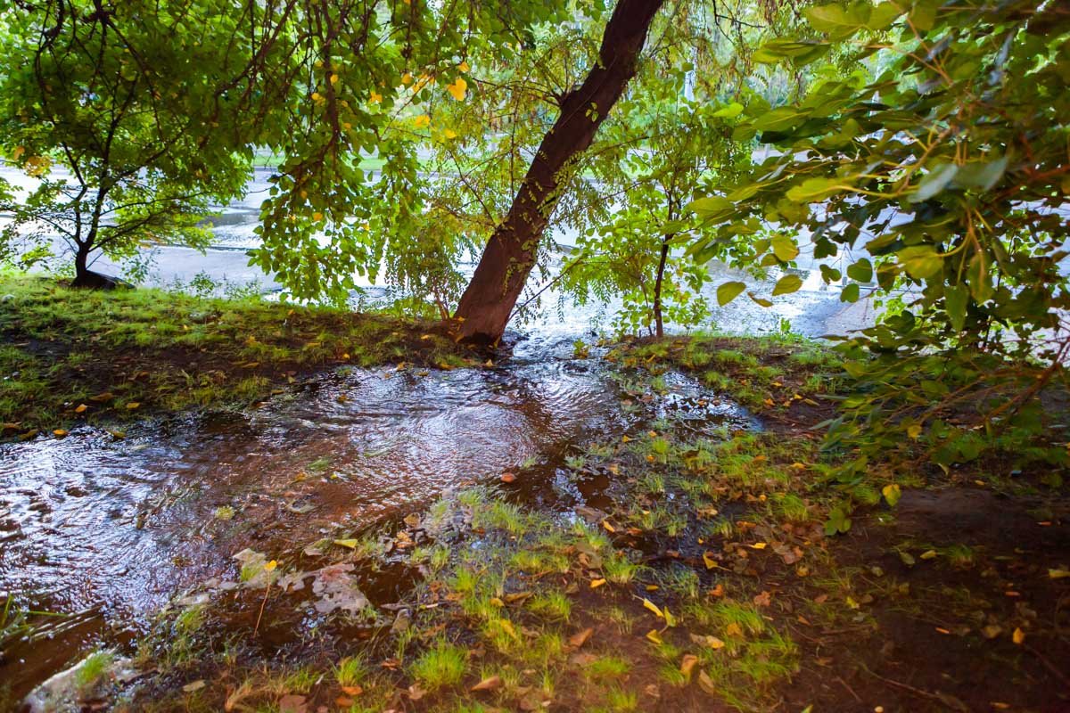 Вода размывает землю под домом Вода размывает землю под домом