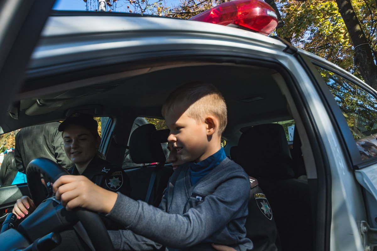 Детям разрешили посидеть в патрульной машине и включить сирену Детям разрешили посидеть в патрульной машине и включить сирену