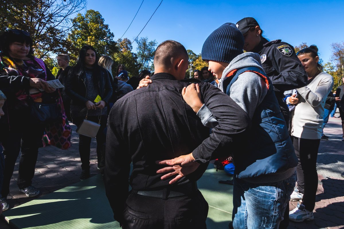 Ребятам показали как заламывать преступников Ребятам показали как заламывать преступников