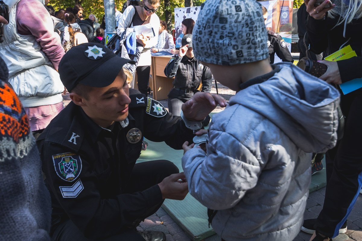 Как правильно надевать наручники Как правильно надевать наручники
