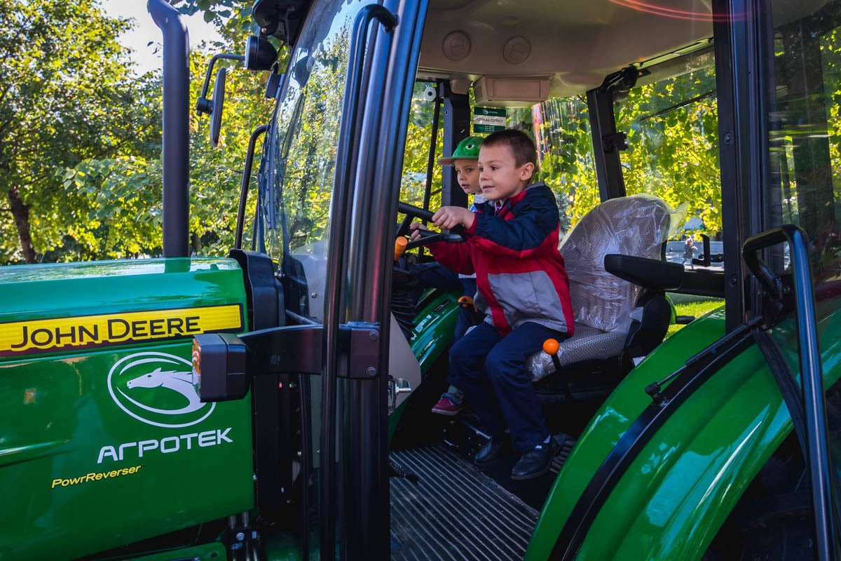 Дали "порулить" трактор Дали "порулить" трактор