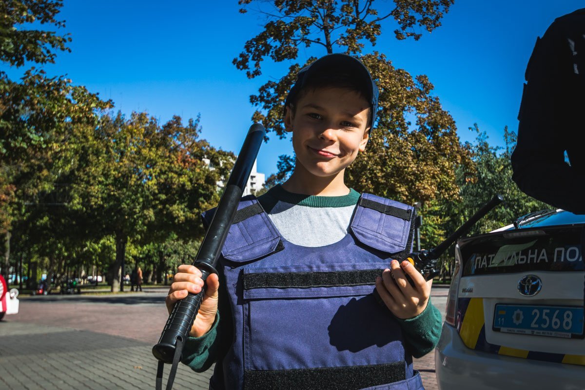 Деткам дали примерять полицейскую форму Деткам дали примерять полицейскую форму