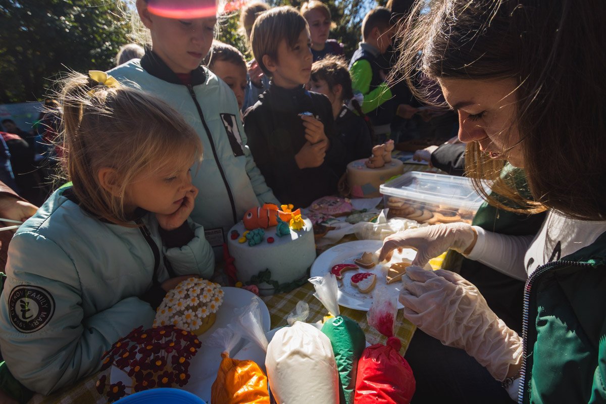 Девочки заинтересовались профессией повар-кондитер Девочки заинтересовались профессией повар-кондитер