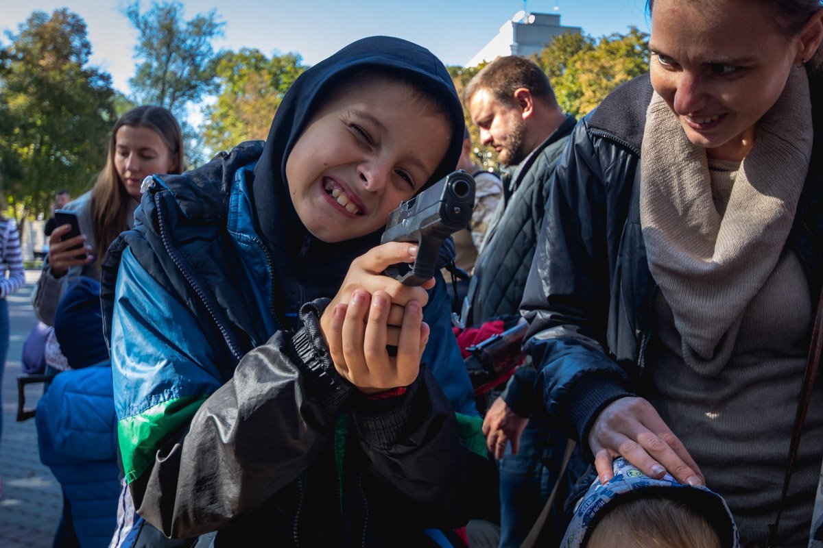 Полицейские показали как обращаться с оружием Полицейские показали как обращаться с оружием