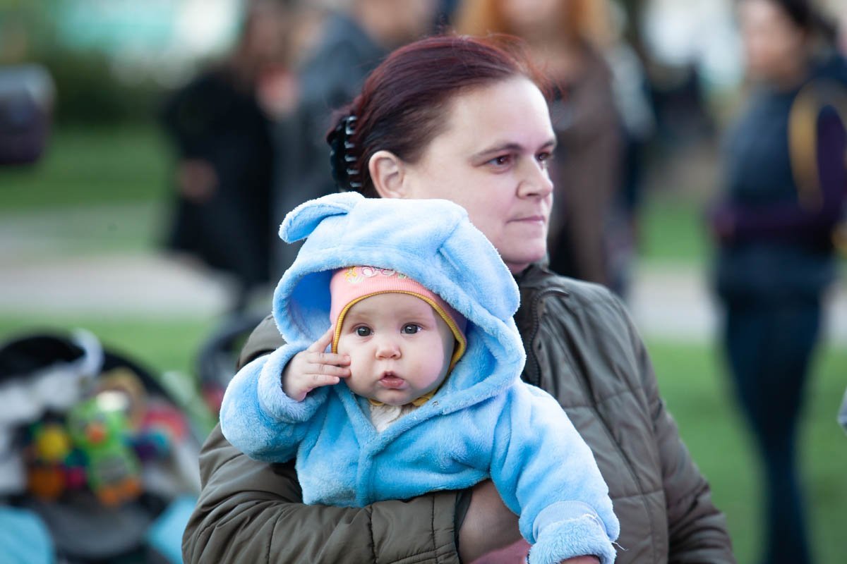 Этот малыш, наверное, самый маленький фанат рока Этот малыш, наверное, самый маленький фанат рока