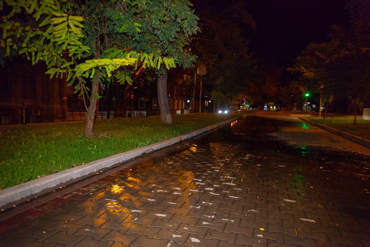 Вода затопила тротуар Вода затопила тротуар