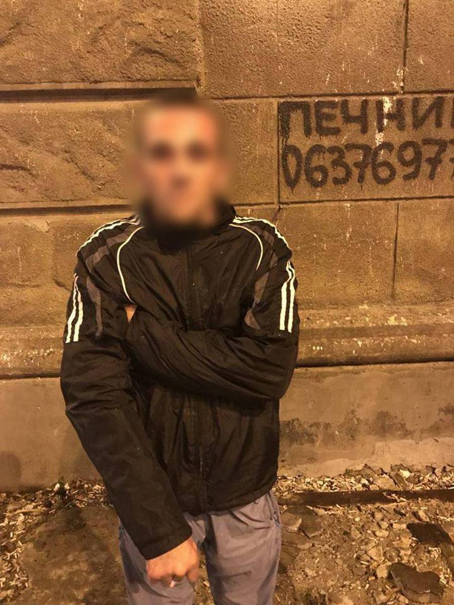 Задержанного доставили в Днепровское отделение полиции Задержанного доставили в Днепровское отделение полиции
