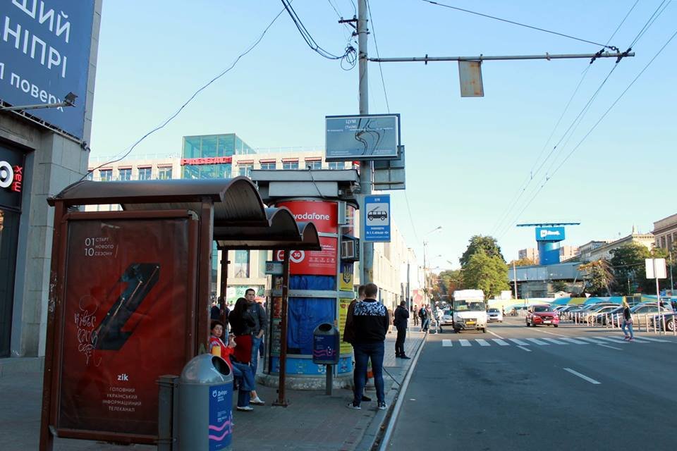 Полноценно функционировать информационные экраны начнут до конца этого года На остановках в Днепре устанавливают информационные экраны 2