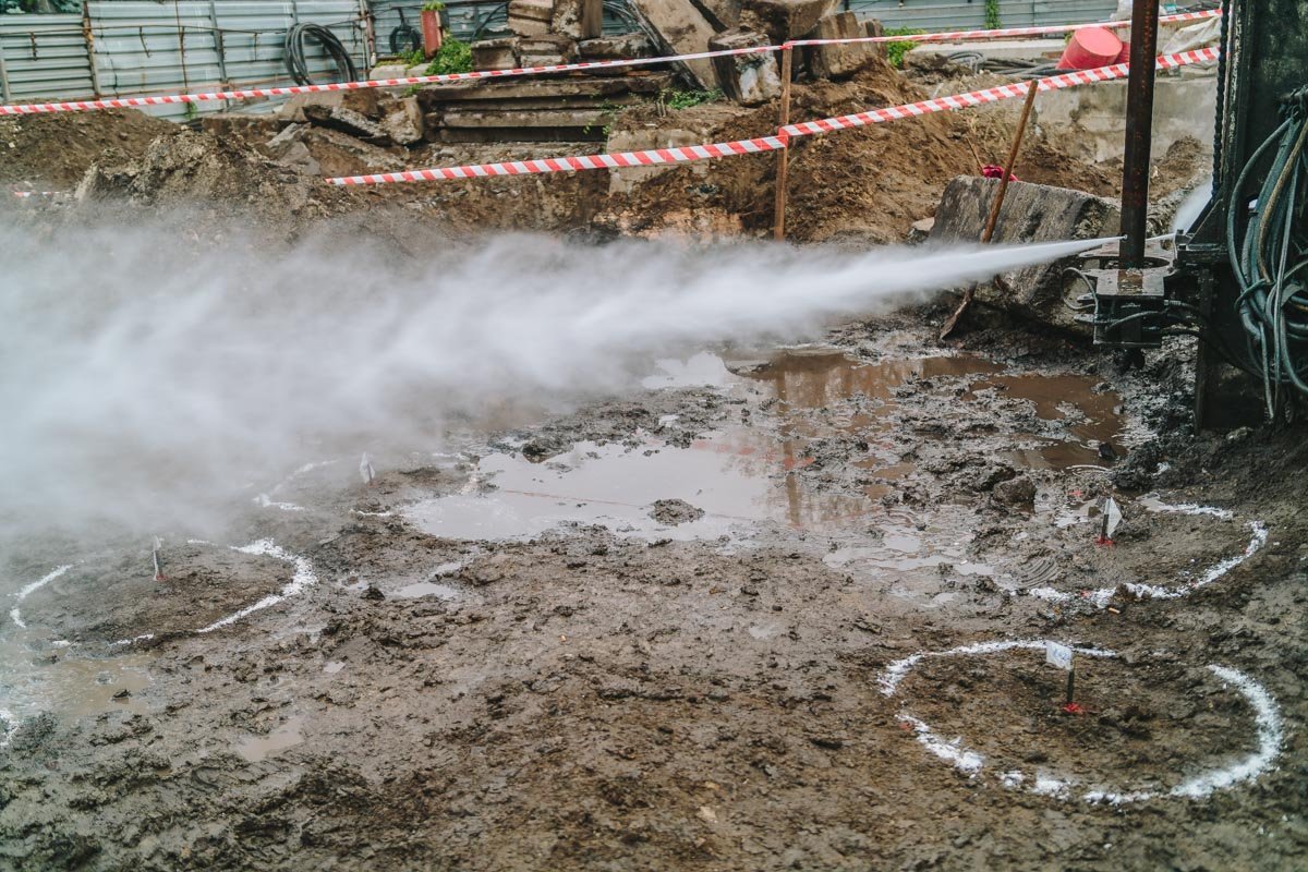 Продувка водой форсунки установки перед погружением бура в грунт