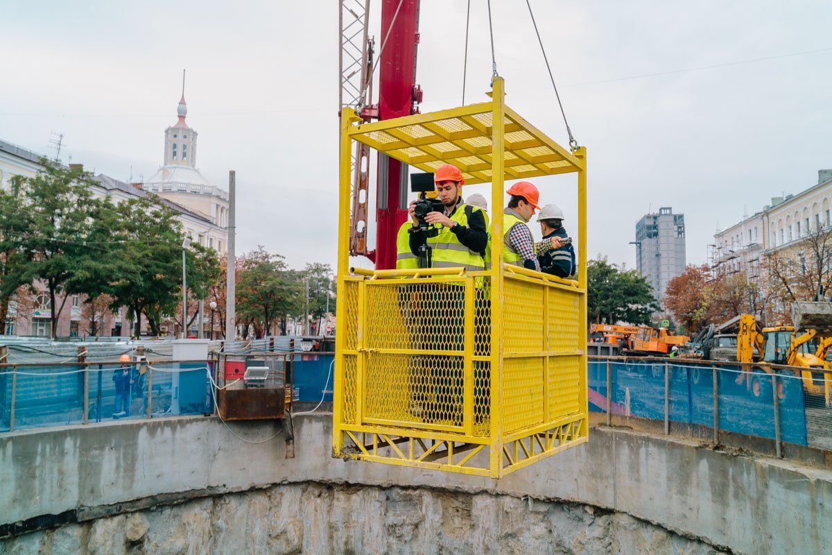Чтобы опуститься в ствол №13 сначала нужно подняться в клети на кране
