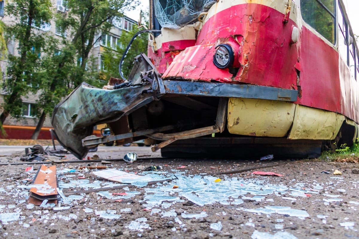 Есть две версии произошедшего: либо у трамвая отказали тормоза, либо вагоновожатая не успела вовремя затормозить