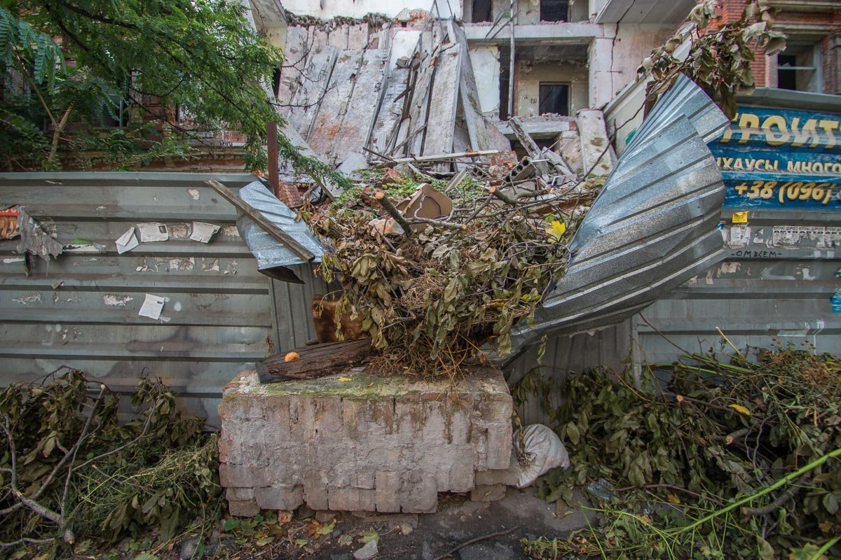 Не дом, а бомба замедленного действия для пешеходов Не дом, а бомба замедленного действия для пешеходов