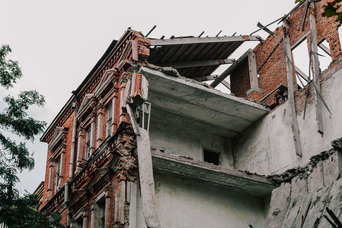 Боковые и дворовые фасады, как ни странно, еще стоят Боковые и дворовые фасады, как ни странно, еще стоят