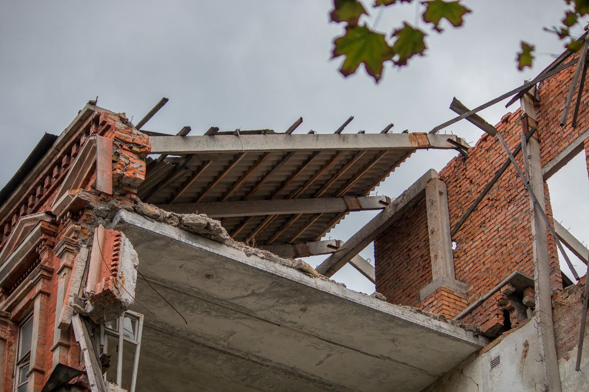 Больше похоже на решето, чем на крышу Больше похоже на решето, чем на крышу