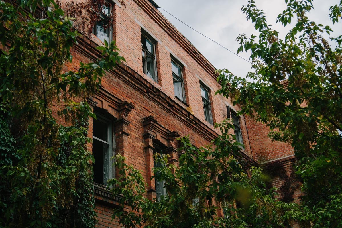 С обратной стороны здание больше похоже на былой доходный дом С обратной стороны здание больше похоже на былой доходный дом