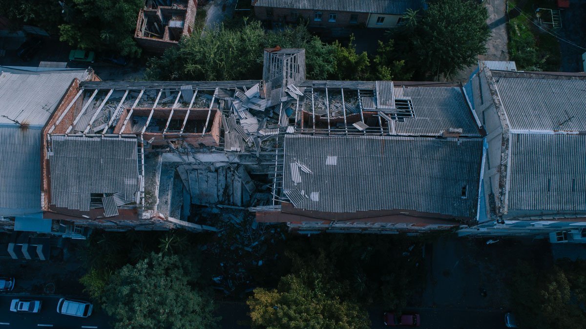 С каждым днем зданию все хуже и хуже С каждым днем зданию все хуже и хуже