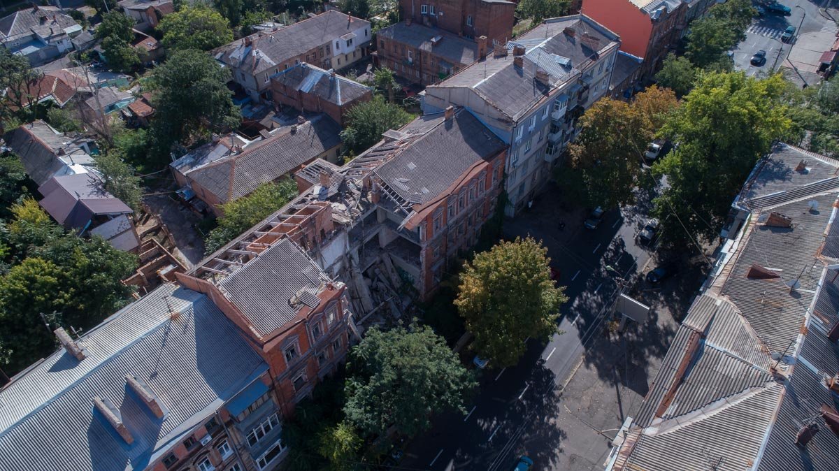 Грустно видеть, как вековая история просто сыпется на проезжую часть Грустно видеть, как вековая история просто сыпется на проезжую часть