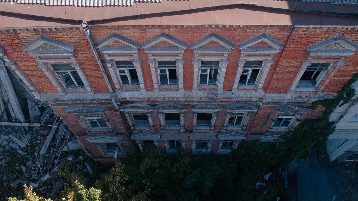 Среди историков архитектуры здания, которые построены с применением фигурного кирпича, очень ценятся Среди историков архитектуры здания, которые построены с применением фигурного кирпича, очень ценятся