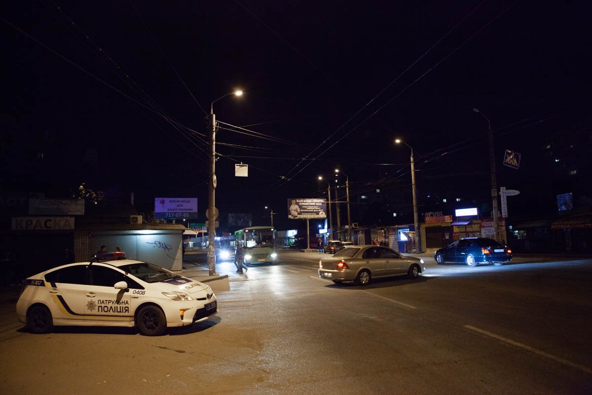 На пересечении улиц Березинской и Богомаза автомобиль патрульной полиции зацепил женщину с 3-х летней девочкой