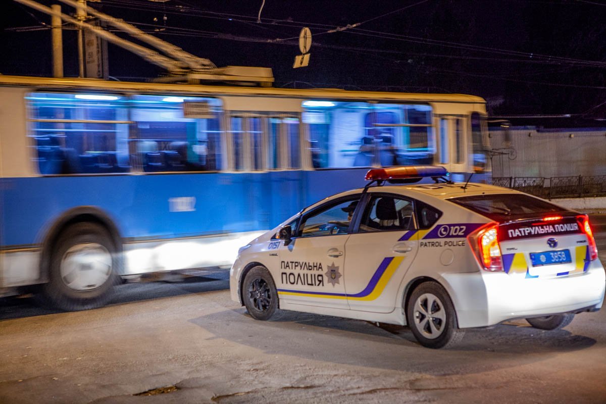 Автомобиль полиции остановился на перекрестке, так как ему уступал дорогу троллейбус