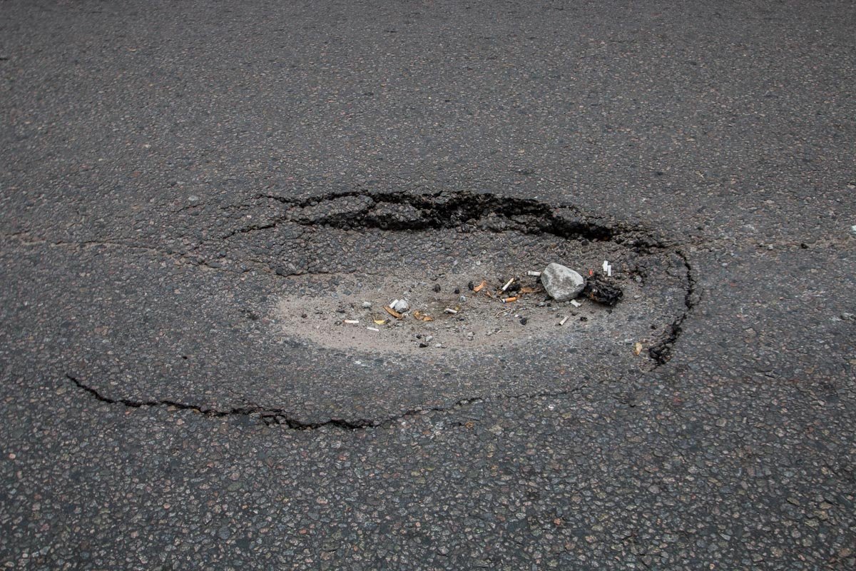 По ровным дорогам в Днепре ездят только трамваи По ровным дорогам в Днепре ездят только трамваи