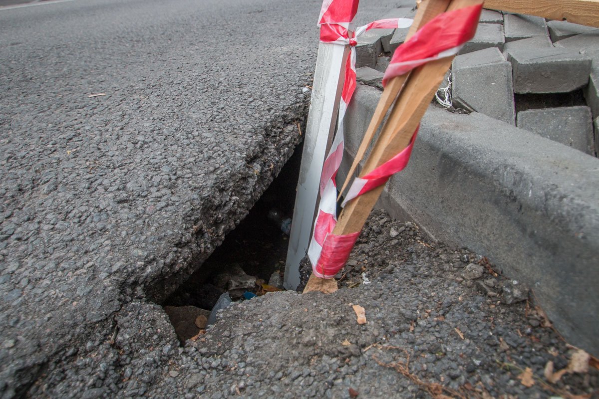 Видимо, ленточка недостаточно яркая для того, чтобы привлечь коммунальщиков Видимо, ленточка недостаточно яркая для того, чтобы привлечь коммунальщиков