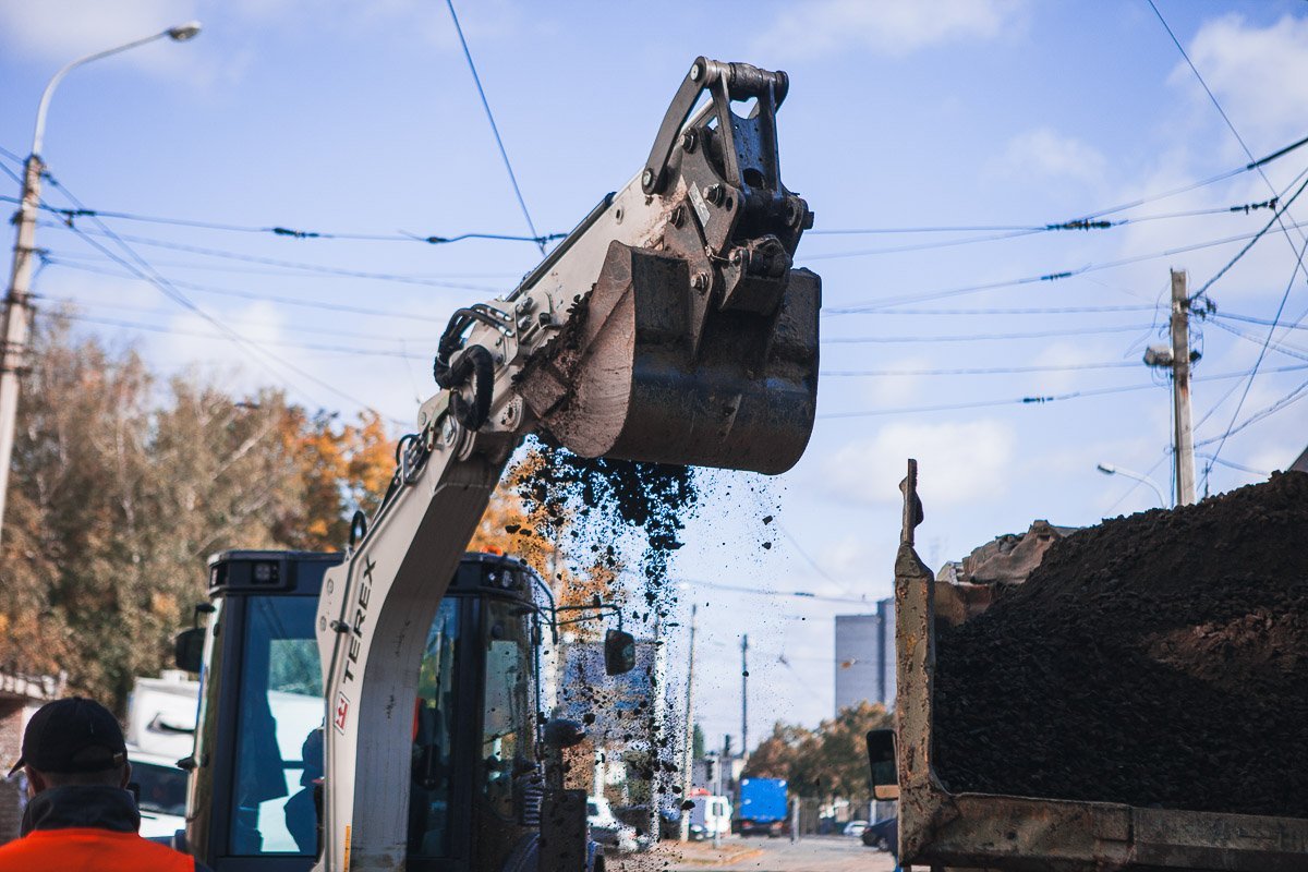 Рельсы укладывают по классической технологии Рельсы укладывают по классической технологии