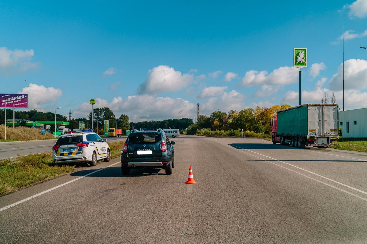 Мужчина ехал в сторону города, когда на дорогу выскочила женщина