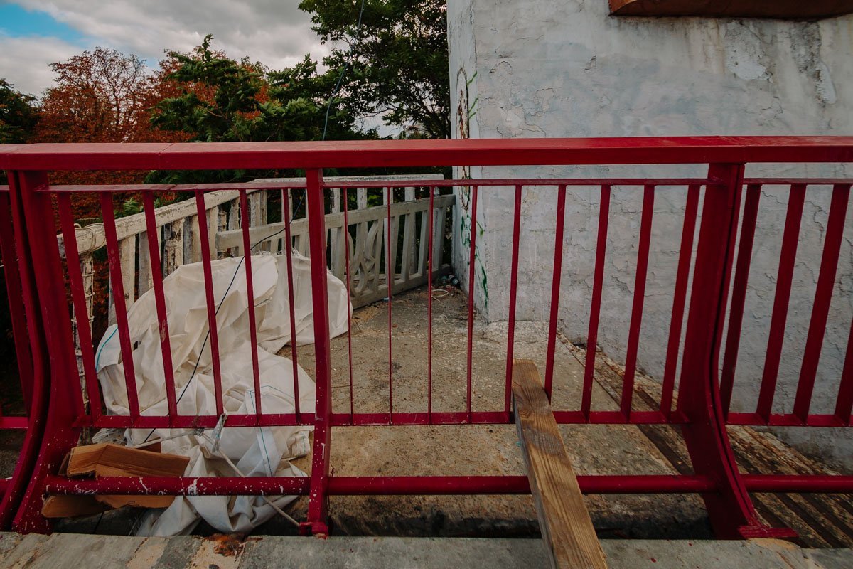 Единственный нюанс - чтобы выйти с набережной на мост, придется перелазить через перила