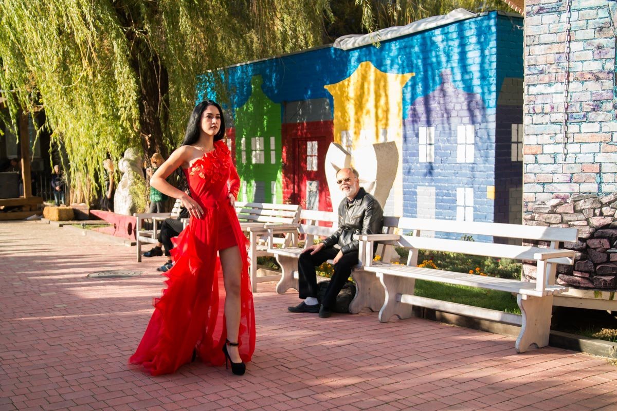 Зрители восхищенно смотрели на моделей