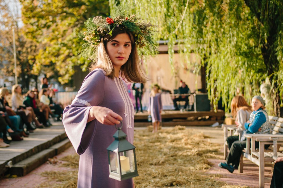 Для этого показа землю специально устелили соломой