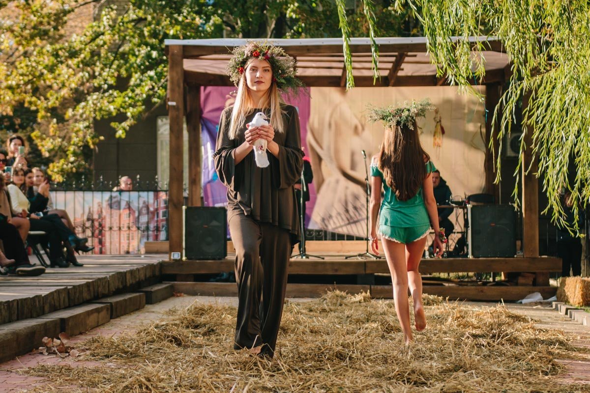 Последняя модель появилась на подиуме с голубем