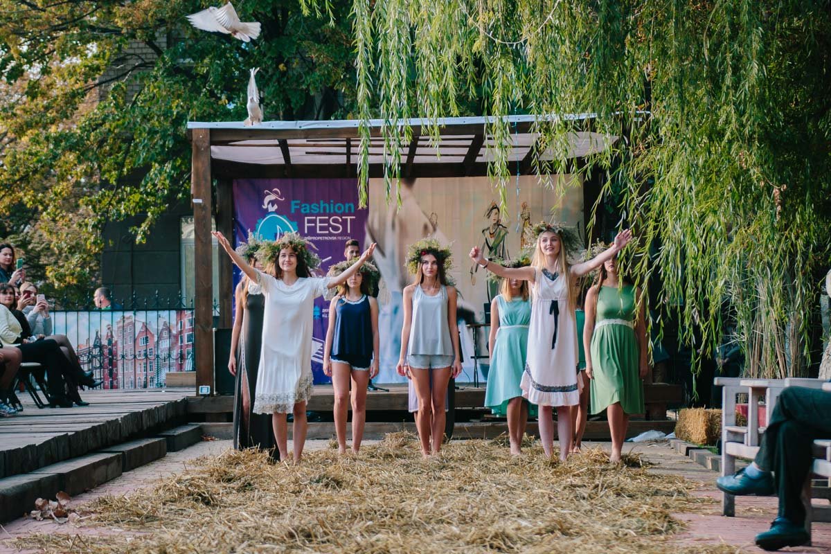 Выпуск голубей стал эффектным завершением шоу