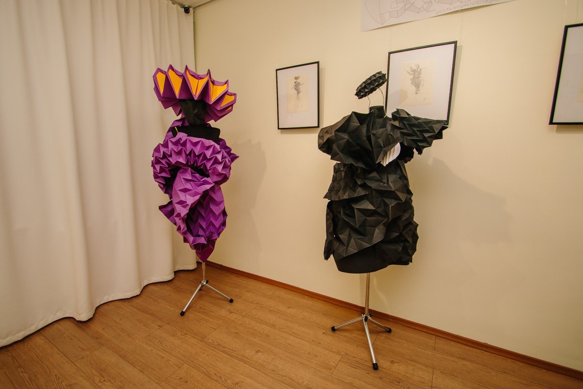 Дизайнер из Днепра делает одежду из бумаги