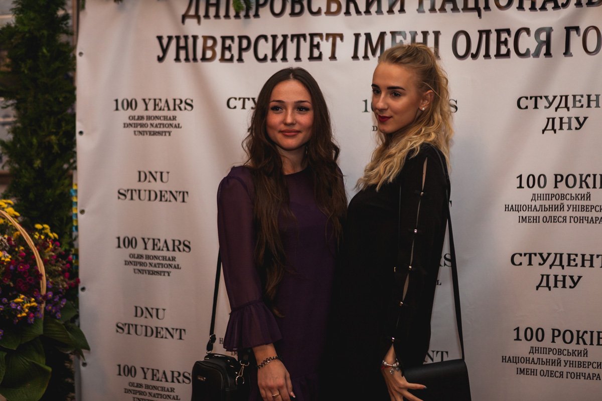 Невозможно прийти на бал красивой и не сделать фото на память Невозможно прийти на бал красивой и не сделать фото на память