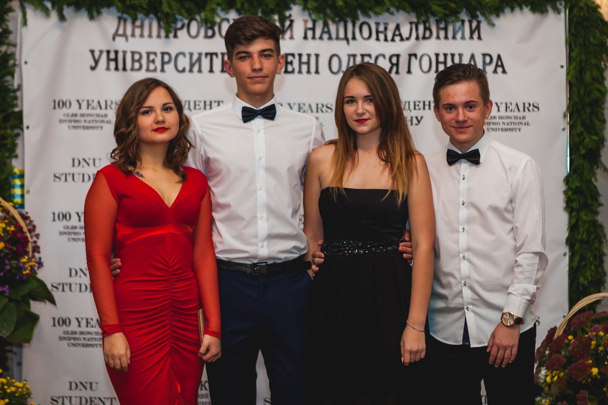 Всем хотелось унести с вечера как можно больше фотографий Всем хотелось унести с вечера как можно больше фотографий