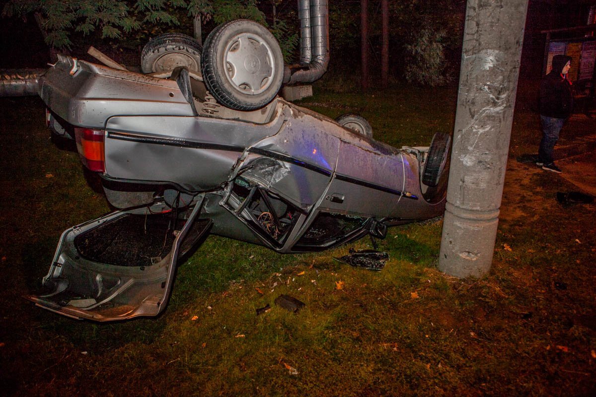 За рулем автомобиля находился 20-летний парень За рулем автомобиля находился 20-летний парень