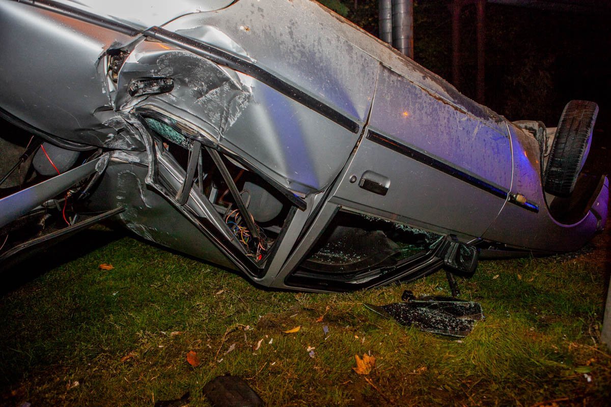 Полицейские оградили место аварии конусами и вызвали следователя по ДТП Полицейские оградили место аварии конусами и вызвали следователя по ДТП