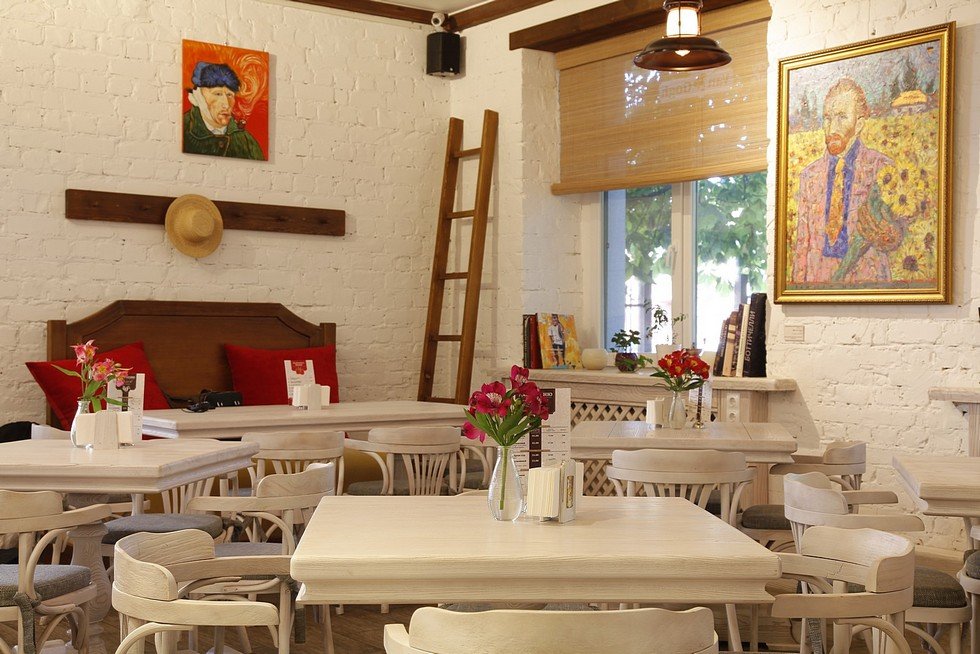 В этом светлом кафе каждый гость чувствует себя уютно и непринужденно