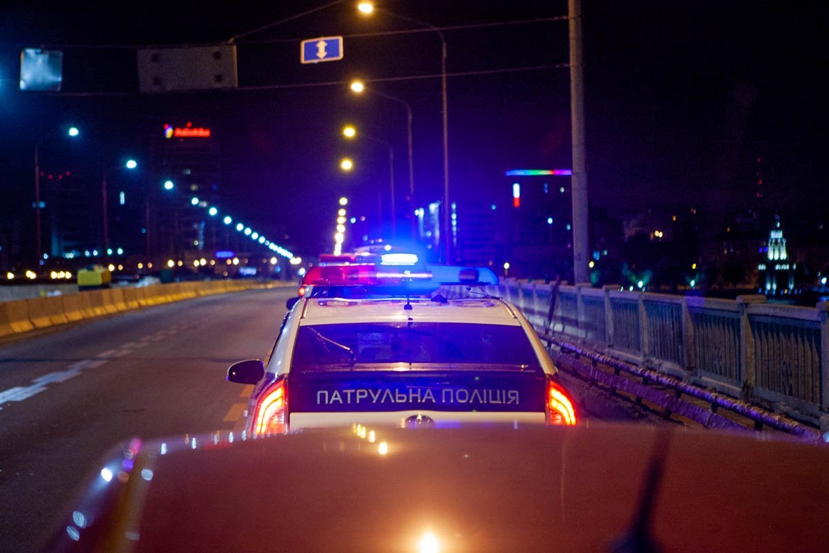 На Новом мосту женщина на Hyundai снесла дорожный знак На Новом мосту женщина на Hyundai снесла дорожный знак