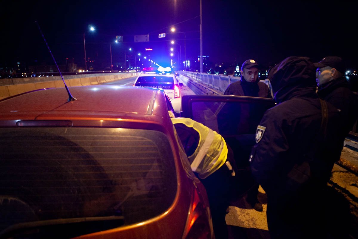 Полицейские остановили автомобиль приблизительно на середине моста Полицейские остановили автомобиль приблизительно на середине моста