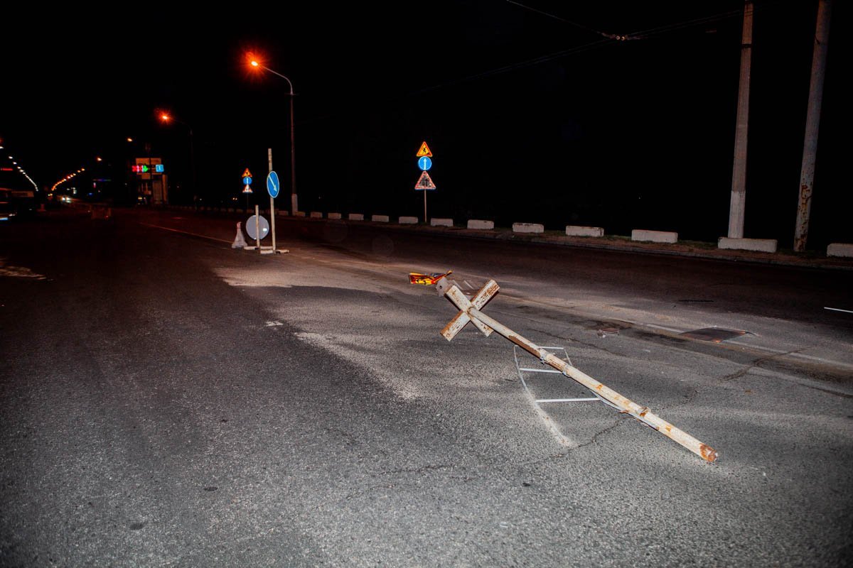 Девушка ехала в сторону правого берега Девушка ехала в сторону правого берега